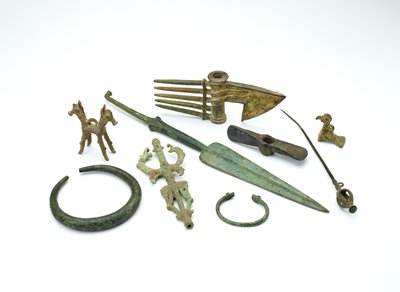 Petit pendentif oiseau de Luristan et outils assortis - Unbekannt