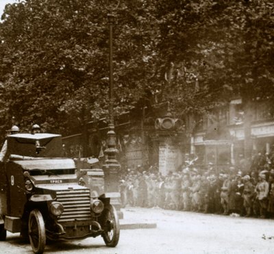 Mitrailleuse montée dans un véhicule blindé, défilé de la victoire, vers 1918 - Unbekannt