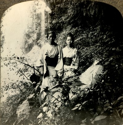 Jeunes filles du pays du soleil levant, sous les chutes d