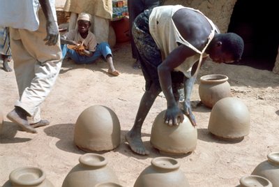 Faire des pots sans roue, Nigeria, vers 1966 - Unbekannt