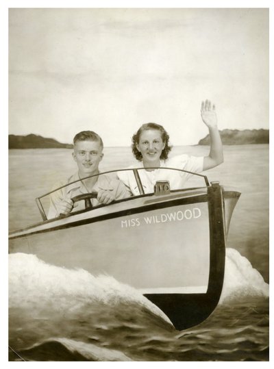 Homme et femme dans un bateau appelé "Miss Wildwood" vers 1940 (photo) - Unbekannt