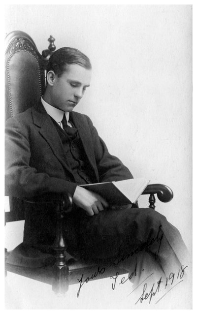 Homme assis dans un fauteuil lisant un livre - Unbekannt