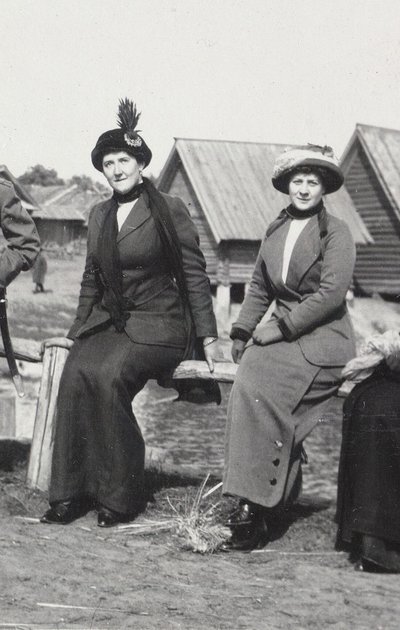 Maria Evgenyevna Golovina, secrétaire de Raspoutine à droite et Julia Alexandrovna Den, 1912-1913 - Unbekannt