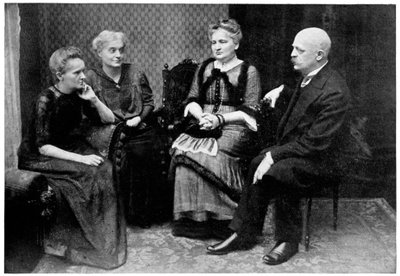 Marie Curie, physicienne franco-polonaise avec des membres de sa famille à Varsovie, Pologne - Unbekannt