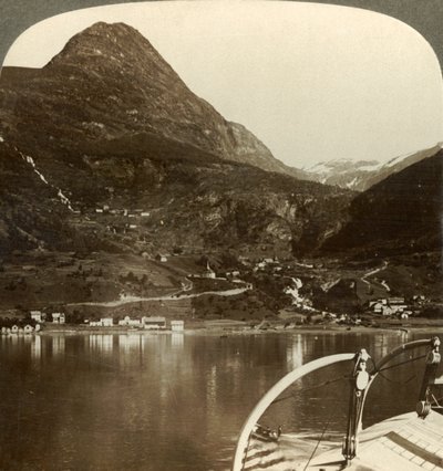 Marok et les hauteurs géantes derrière lui, S.S.E. depuis le Geirangerfjord, Norvège, vers 1905 - Unbekannt