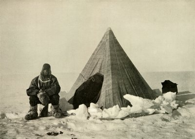 Marshall devant une tente, au camp, vers 1908, 1909 - Unbekannt