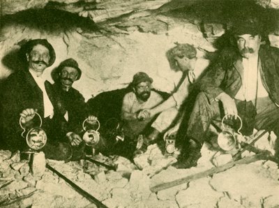 Rencontre des deux équipes de forage lors du percement final du tunnel de Lotchberg, vers 1930 - Unbekannt