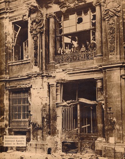 Membres de la Division Marine Populaire sur le balcon du Palais de la Ville, décembre 1918, 1918 - Unbekannt