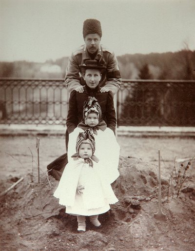Membres de la famille du duc Fyodor Uvarov dans leur domaine de campagne, Porechye, Russie, années 1880 - Unbekannt
