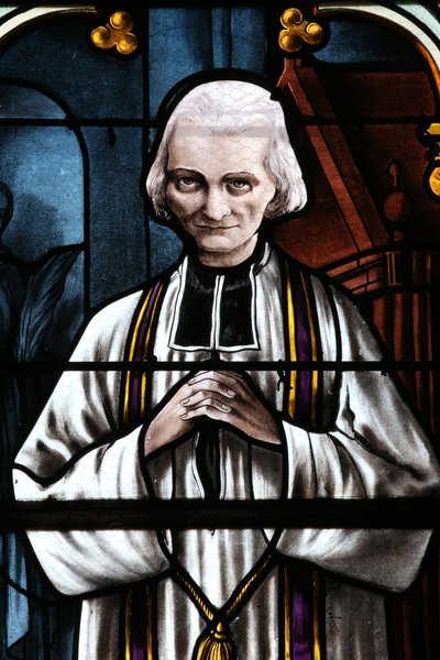 Église de Mézilles. Vitrail. Saint Jean-Marie Vianney. Curé d
