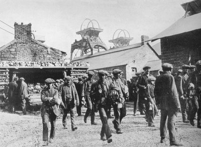 Mineurs quittant le puits après l