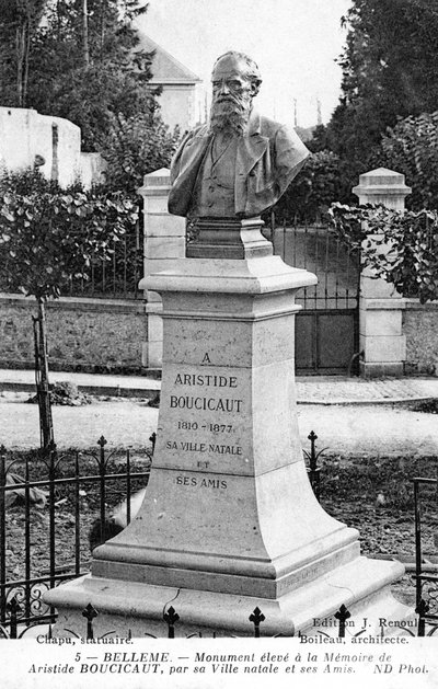 Monument à Aristide Boucicaut devant sa maison dans sa ville natale de Bellême, France - Unbekannt