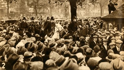 Policiers à cheval et manifestants, manifestations contre le test de ressources, Hyde Park, Londres, 1932, 1933 - Unbekannt