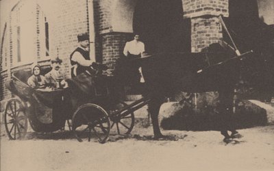 Moura Budberg avec son premier mari von Benckendorf dans une calèche à leur domaine estonien, 1912 - Unbekannt