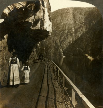 Étroite corniche rocheuse où passe la route vers les chutes de Vøring, près du lac Oifjords, Norvège, vers 1905 - Unbekannt