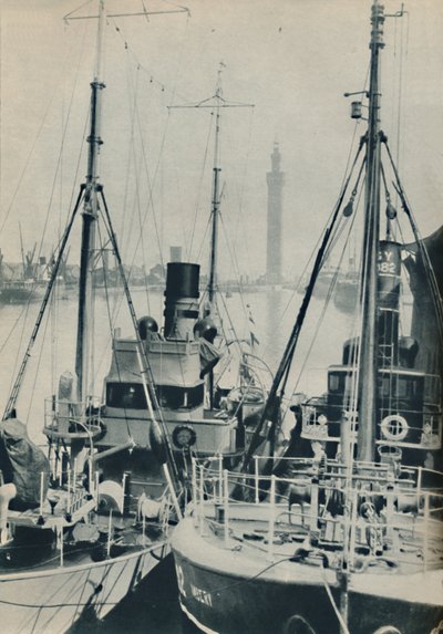 Chalutier naval, HMS Liffy à côté d