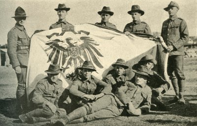 Soldats néo-zélandais avec un drapeau allemand capturé, Première Guerre mondiale, 1914, vers 1920 - Unbekannt