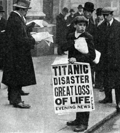 Garçon de journaux avec des nouvelles de la catastrophe du Titanic, 14 avril 1912 - Unbekannt