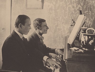 Nijinsky et Maurice Ravel au piano jouant une partition de Daphnis et Chloé - Unbekannt