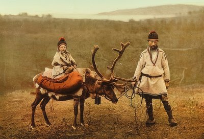 Norvège. Lapons (Sames) avec un renne. Vers 1900. Photochromie. Photographie de Photoglob / Zurich - Unbekannt