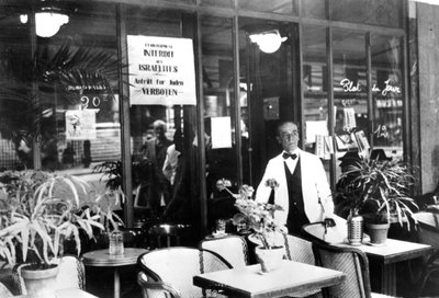 Avis dans une fenêtre de restaurant interdisant l