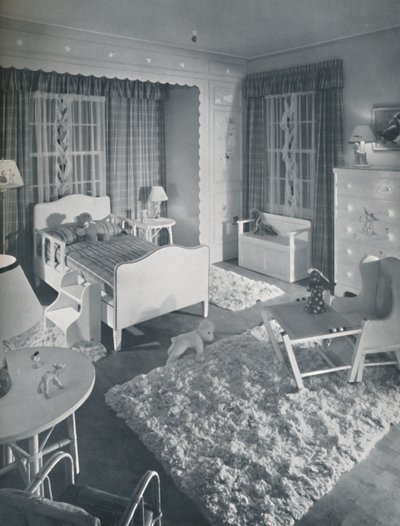 Nursery par W. & J. Sloane, avec des meubles de couleur crème et des tapis blancs shaggy sur un sol peint en bleu - Unbekannt