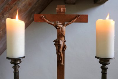 Obersteinbach, Bas-Rhin, France, le 29/5/2014 - Bougies et crucifix. Temple luthérien. - Unbekannt