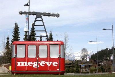 Ancien téléphérique Rochebrune sur un rond-point, Megève, France - Unbekannt
