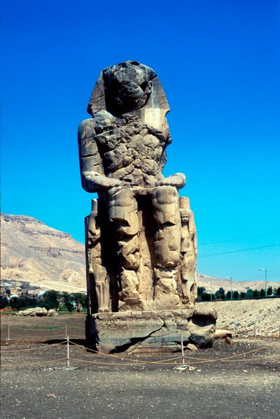Un des Colosses de Memnon, près de la Vallée des Rois, Égypte, 14ème siècle av. J.-C. - Unbekannt