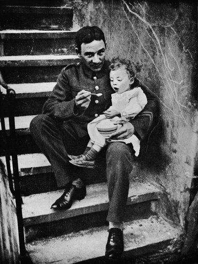 Un des nouveaux soldats se rendant utile dans son cantonnement, 1915 - Unbekannt
