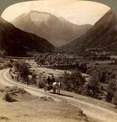 Sur les champs fertiles de la vallée de Vide, près de Skaare, jusqu