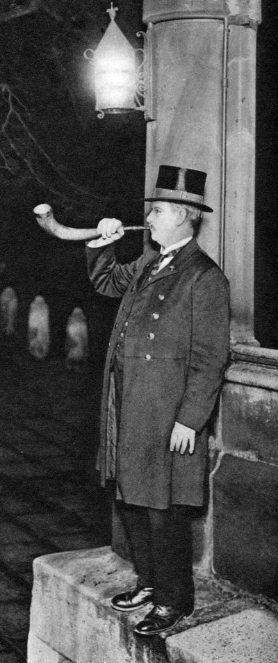Homme soufflant dans une corne de bœuf montée en argent, Middle Temple Hall, Londres, 1926-1927 - Unbekannt
