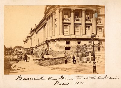Commune de Paris (1871) : vue de la barricade de la Place de la Concorde devant le Ministère de la Marine à Paris. Photographie anonyme. - Unbekannt