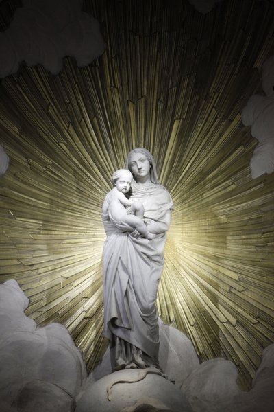 Paris, France Église Saint-François-Xavier statue de la Vierge et l