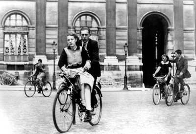 Parisiens voyageant à vélo, Paris occupé par les Allemands, juillet 1940 - Unbekannt