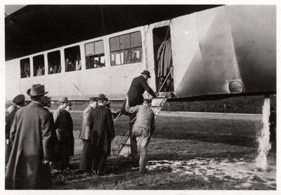Passagers embarquant sur le Zeppelin LZ 11 Viktoria Luise, vers 1912-1914 - Unbekannt