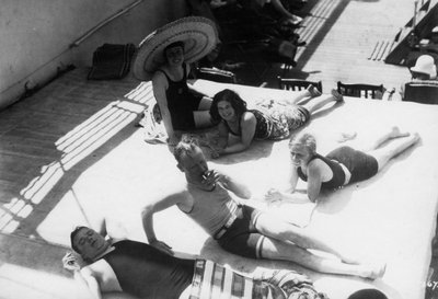 Passagers prenant le soleil à bord d