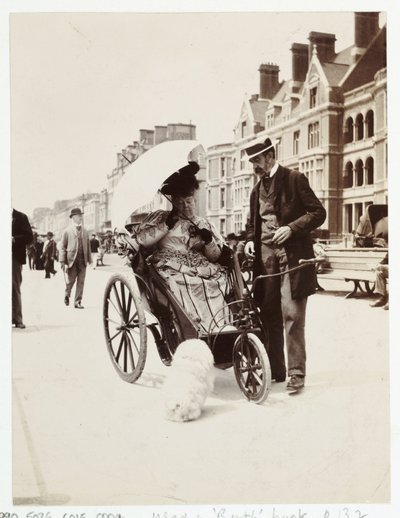 Soins aux patients, fauteuils roulants Femme dans un fauteuil de bain, vers 1900 - Unbekannt
