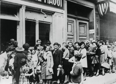 Personnes faisant la queue devant une laiterie, Paris occupé par les Allemands, 26 juillet 1940 - Unbekannt