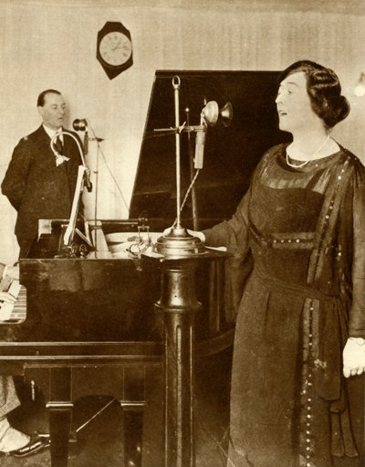 Interprètes chantant un duo dans un des studios de 2LO, Savoy Hill, Londres, 1923, 1935 - Unbekannt