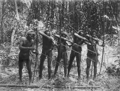 Philippines : vers 1890 Membres masculins de la tribu Negrito montrant leurs compétences de chasse - Unbekannt