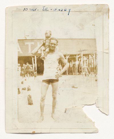 Photographie du Cpl. Lawrence Leslie McVey avec son fils, Lawrence McVey Jr., 1925 - Unbekannt