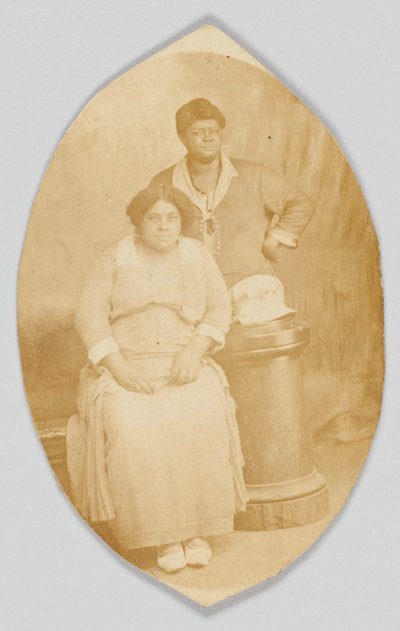 Carte postale photographique de deux femmes non identifiées, 1918-1930 - Unbekannt