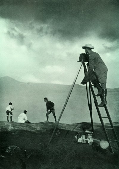 Photographiant au bord des cratères, Aso-San, 1910 - Unbekannt