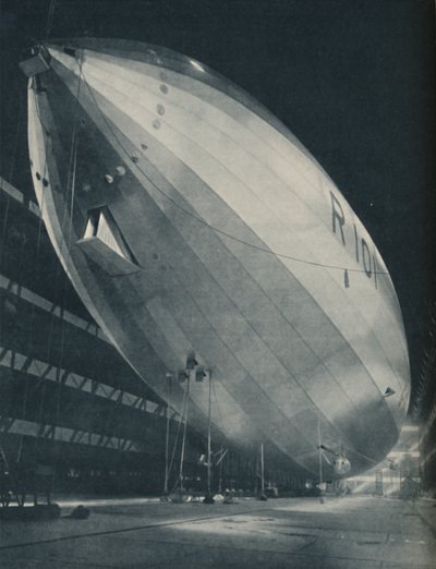 Prête à prendre son envol dans la vaste salle de son lieu de naissance, c1935 - Unbekannt