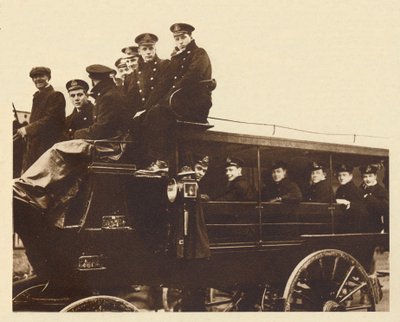 Le prince Albert arrive à Devonport pour embarquer sur le croiseur Cumberland, 1913, 1937 - Unbekannt