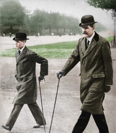 Le prince Edward marchant avec M. HP Hansell, son tuteur, à Auteuil, France - Unbekannt