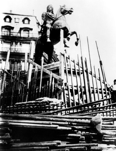 Mesures de protection pour la statue de Louis XIV, Paris, 1940 - Unbekannt
