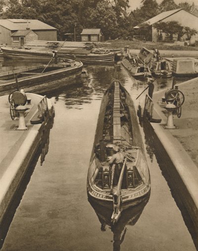 Pousser un bateau singe à travers l