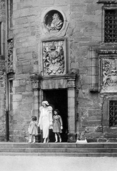 La reine Elizabeth avec les princesses Elizabeth et Margaret Rose, château de Glamis, Écosse, 1937 - Unbekannt